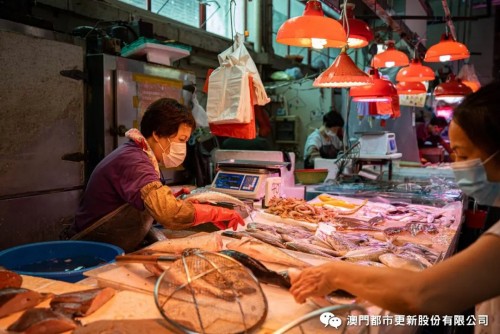 營地街市魚販為顧客挑魚