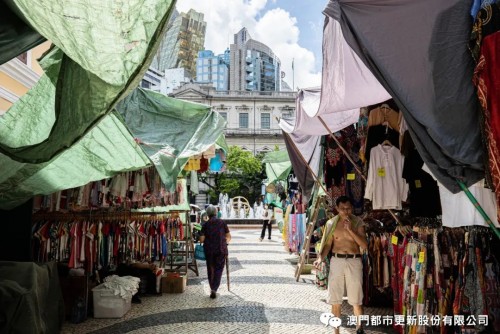 营地街市外围小贩林立