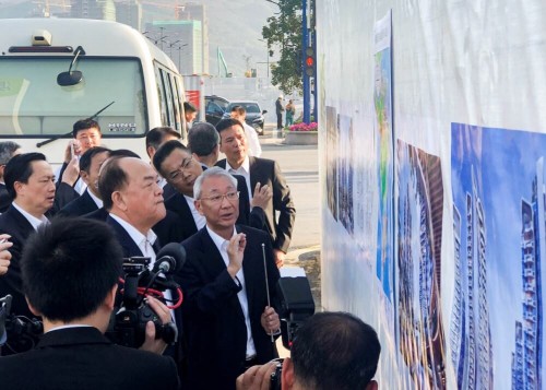 MUR Chairman of the Board of Directors Peter Lam Kam Seng shows Chief Executive Ho Iat Seng the design plan of the Macau New Neighbourhood (MNN) project in Hengqin.