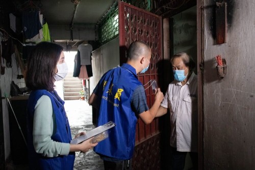 Research assistants have to show their identifications first to occupants at Iao Hon Estate before conducting the questionnaire.