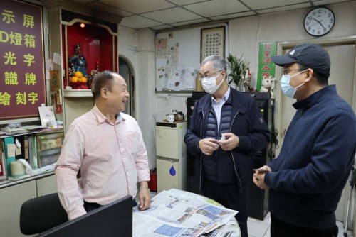 MUR Vice Chairman of the Board of Directors Leong Keng Seng (centre), Board Member Sheng Li (right) visit business operators at Hong Tai Building at Iao Hon Estate.