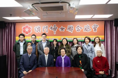 MUR and Women's General Association of Macau executives pose for a photo after a meeting.