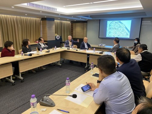 MUR Chairperson of the Board of Directors Peter Lam Kam Seng (fourth from left) presents the layout plan and tendering and construction schedule of Lot P during a recent visit to the Macau Association of Building Contractors and Developers