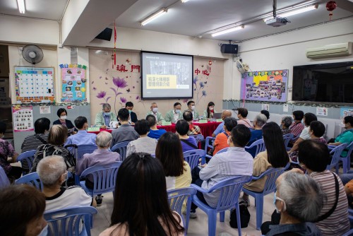 An MUR representative introduces the local area plan for Iao Hon Estate (UGAMM section).