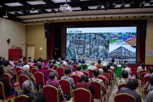 MUR gives a presentation on Iao Hon local area plan to over 100 residents from the old neighbourhood.