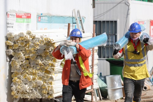 With dedication, builders work diligently on the temporary housing project on Lot P in Areia Preta, Macau.