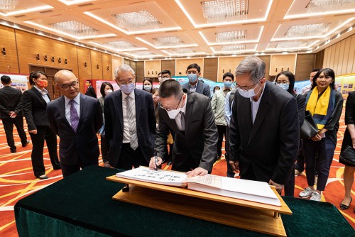 A representative of MUR writes an inscription after visiting the “National Security Education Exhibition”.