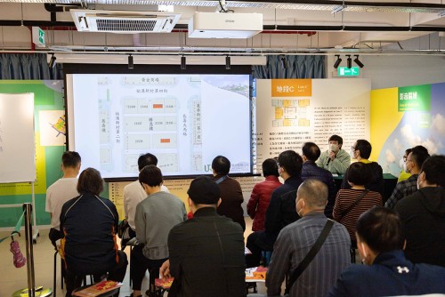 MUR representatives explain to Iao Hon Estate’s Seng Yee House property owners the old neighbourhood renewal project.