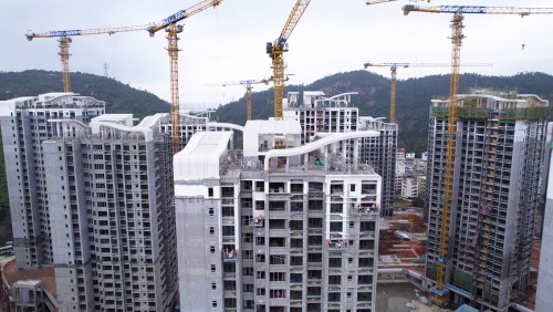 Works on the external walls are being carried out at the Macau New Neighbourhood project in Hengqin.