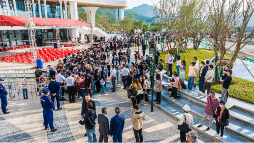 People queuing up outside the sales centre, the response for the sale is met with great enthusiasm.